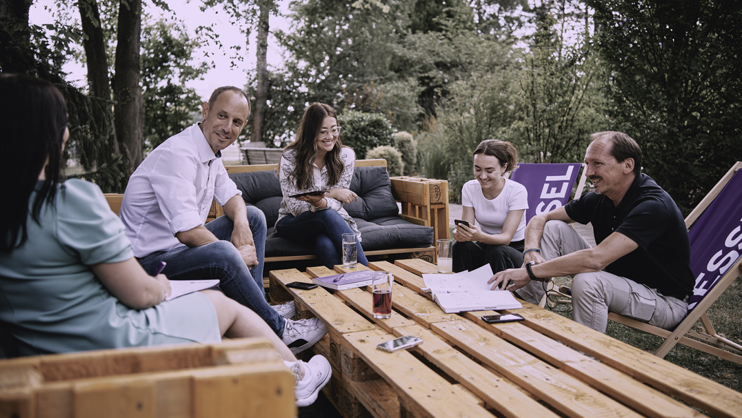 Outdoor Besprechung in der KESSEL Lounge